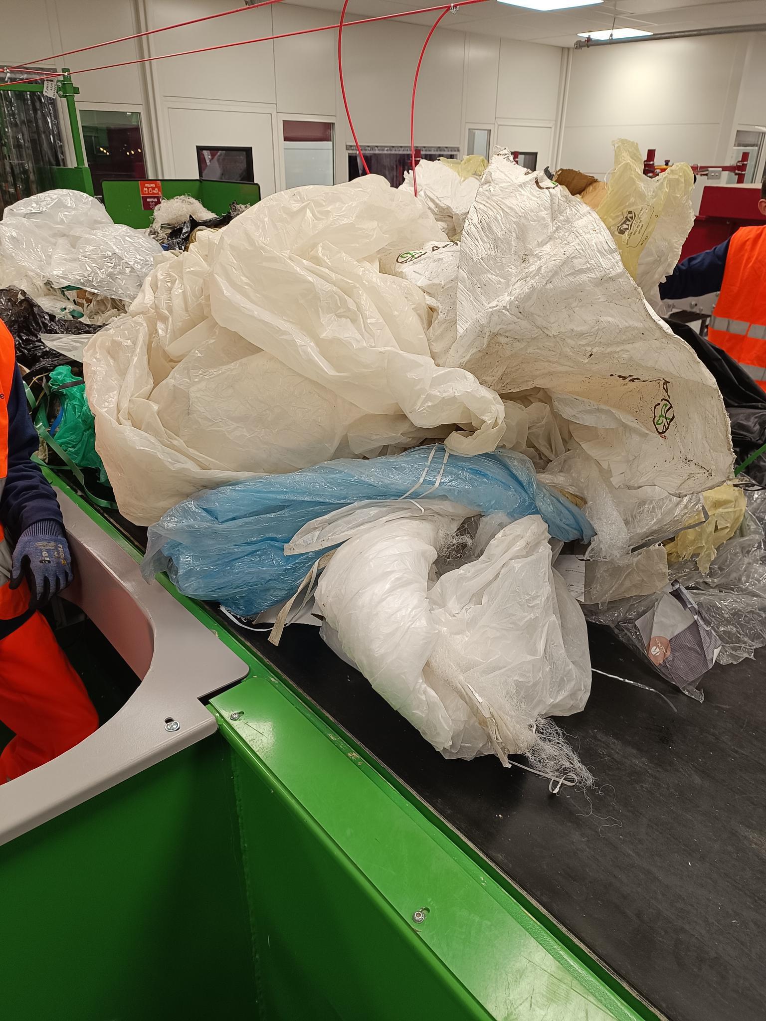 Plastiques et cerclages emmêlés