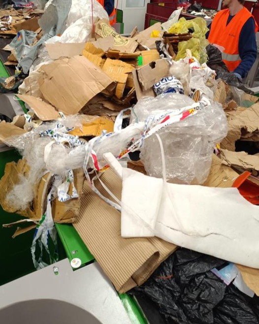 Plastiques et cerclages emmêlés