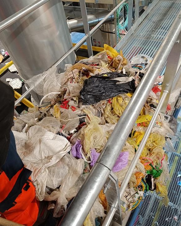 Plastiques et cerclages emmêlés