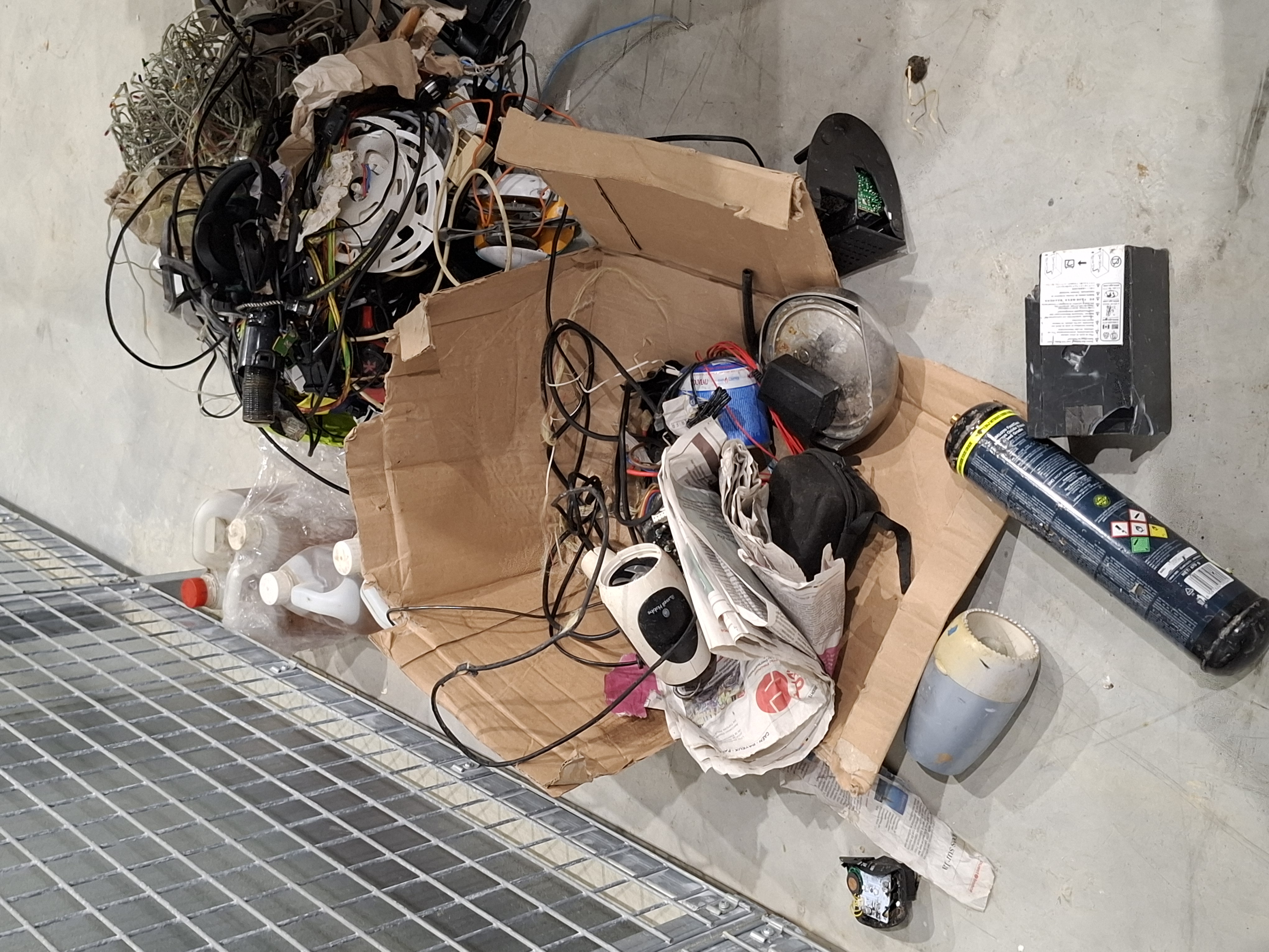 Bouteilles de gaz et câbles