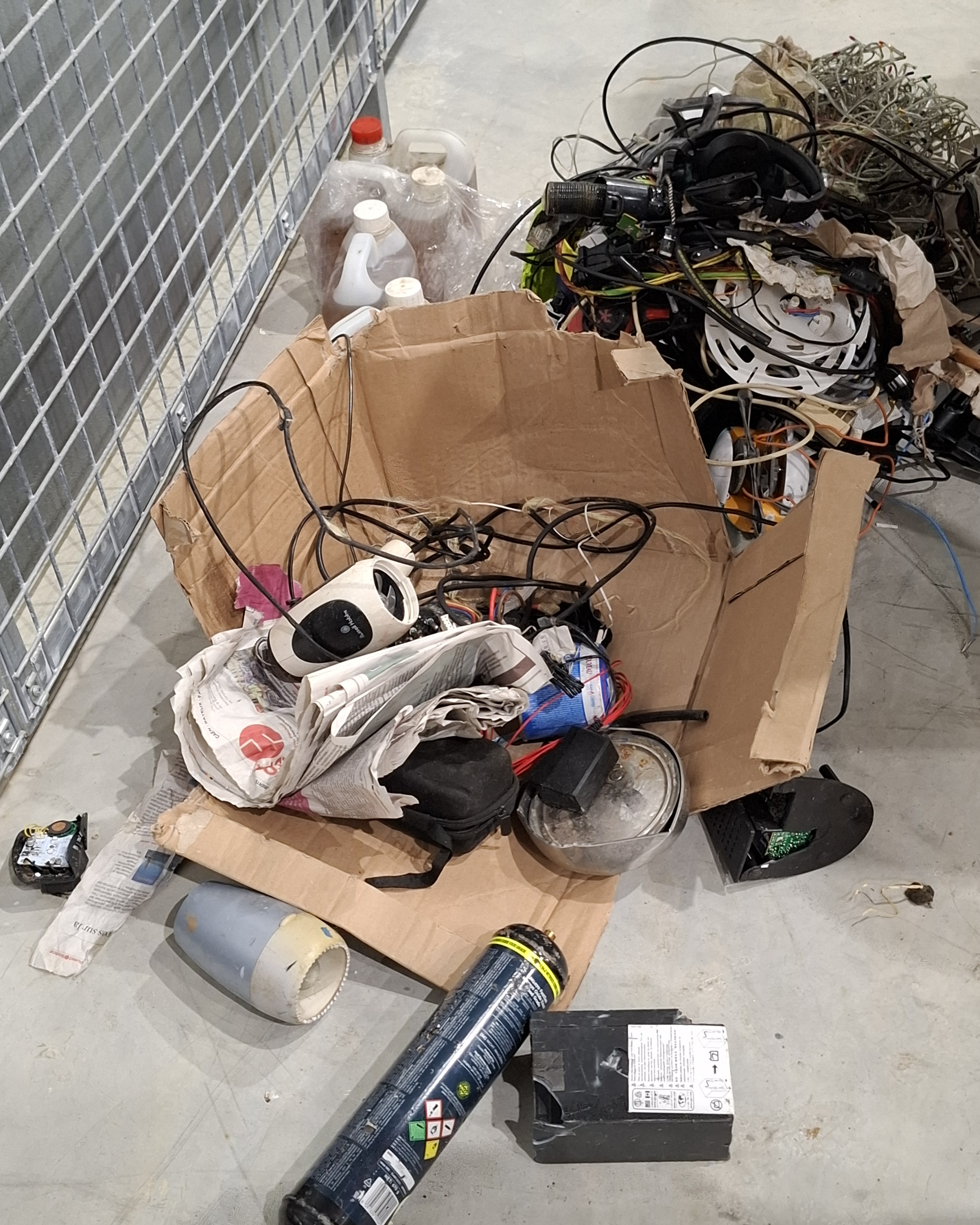 Bouteilles de gaz et câbles