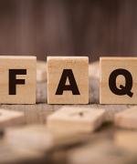 FAQ écrit en lettres de Scrabble