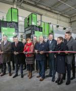 Olivier PAZ, Président de la SPL Normantri, coupe le ruban, entouré d'élus et de partenaires