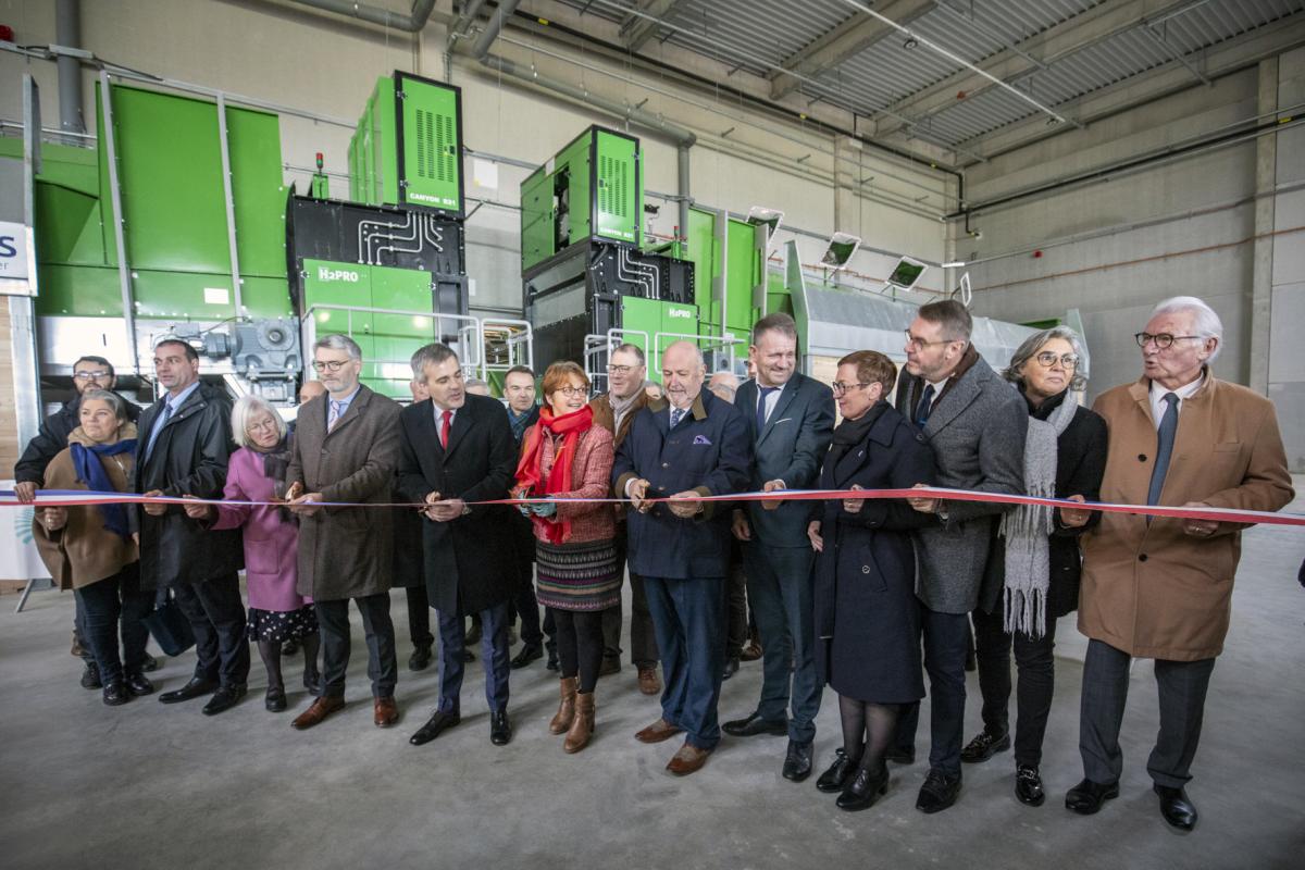 Olivier PAZ, Président de la SPL Normantri, coupe le ruban, entouré d'élus et de partenaires